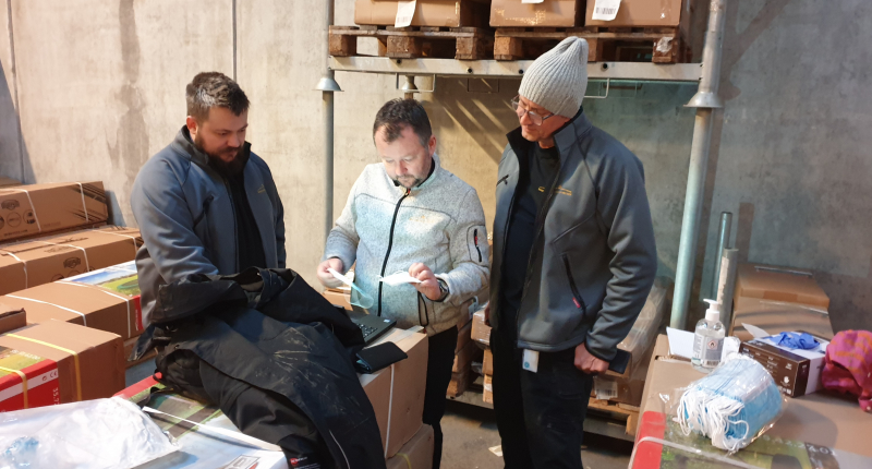 Medarbejdere fra Sikkerhedsstyrelsen kontrollerer værnemidler til regionerne.