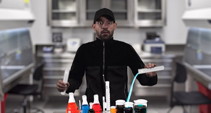 Adam viser, hvad man ikke skal gøre, hvis man vil følge fyrværkerirådene.