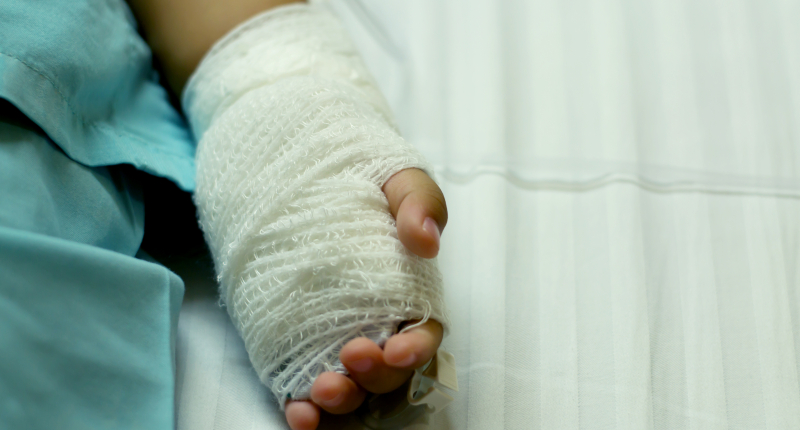 Barn med arm i forbinding