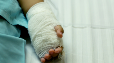 Barn med arm i forbinding